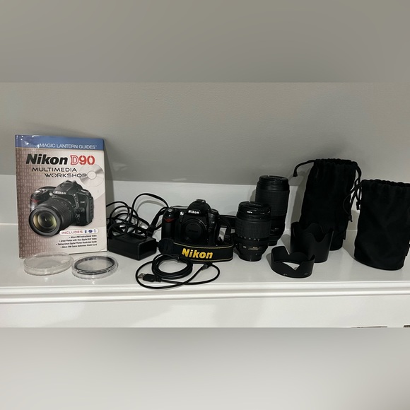 Nikon D90 D-SLR 12.3 Megapixel Camera with HD Movie capabilities Bundle - Picture 1 of 14